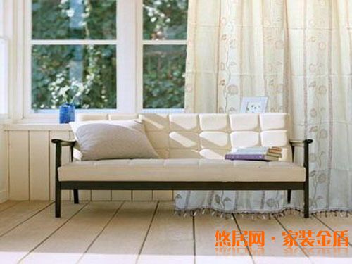 房間小就選用淺色、冷色布料窗簾