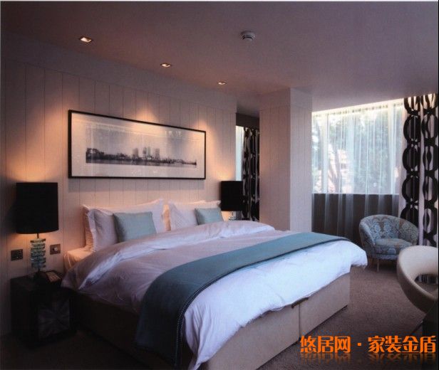 床頭要靠墻，不可有橫梁壓床