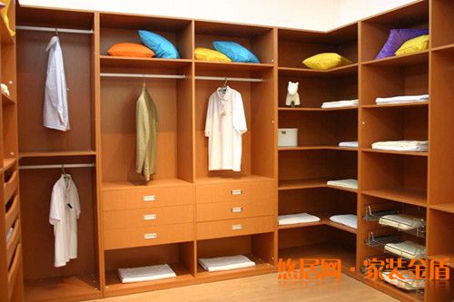 設(shè)計(jì)步入式衣帽間的技巧