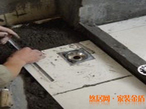 鋪貼地磚要點(diǎn)三：在墻角的位置切割地磚